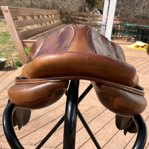 ANTARES JUMPING SADDLE 2012 w/ quality leathers and stirrups - Picture 2 of 5